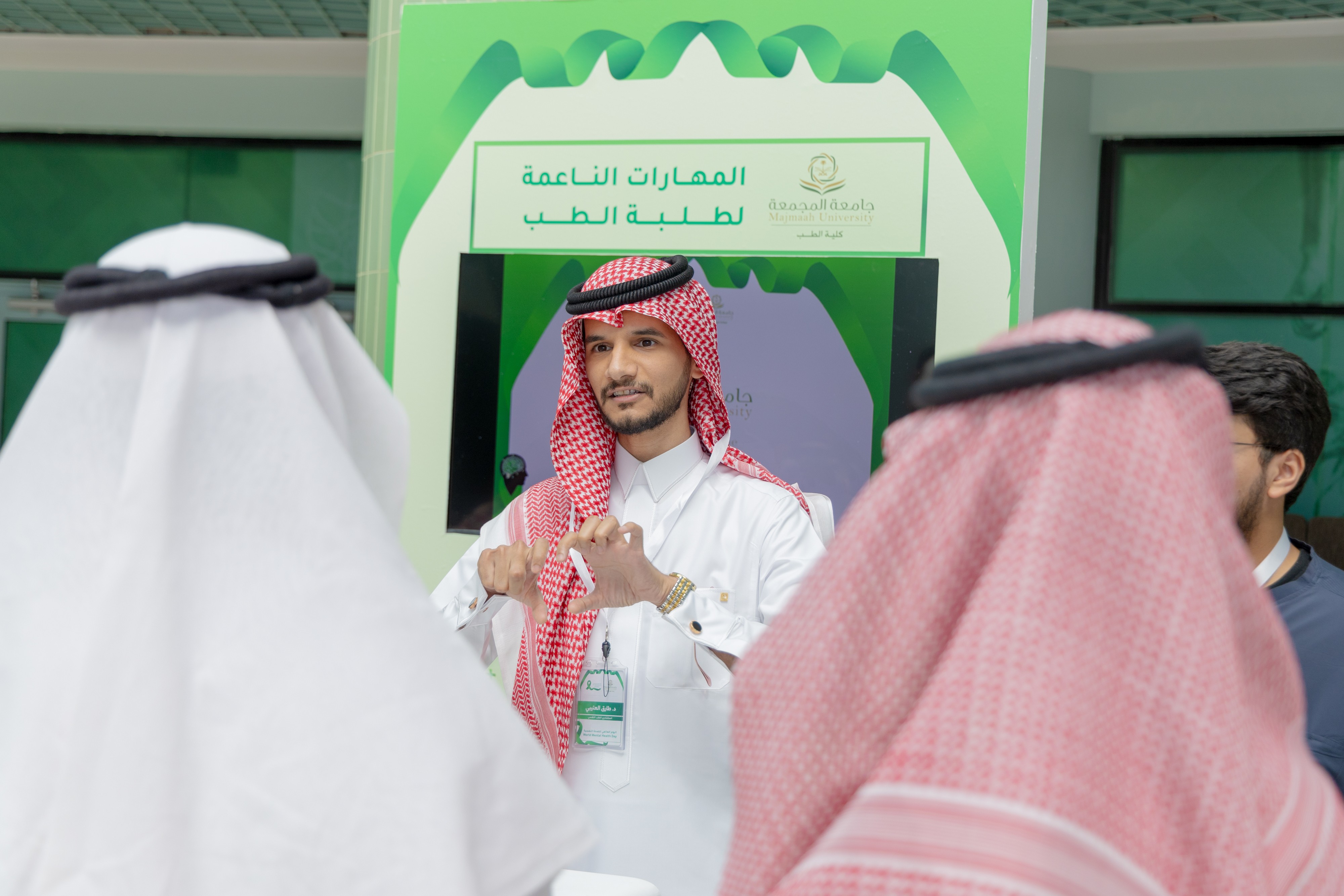 وكيل الجامعة للشؤون التعليمية يتجول في معرض الصحة النفسية