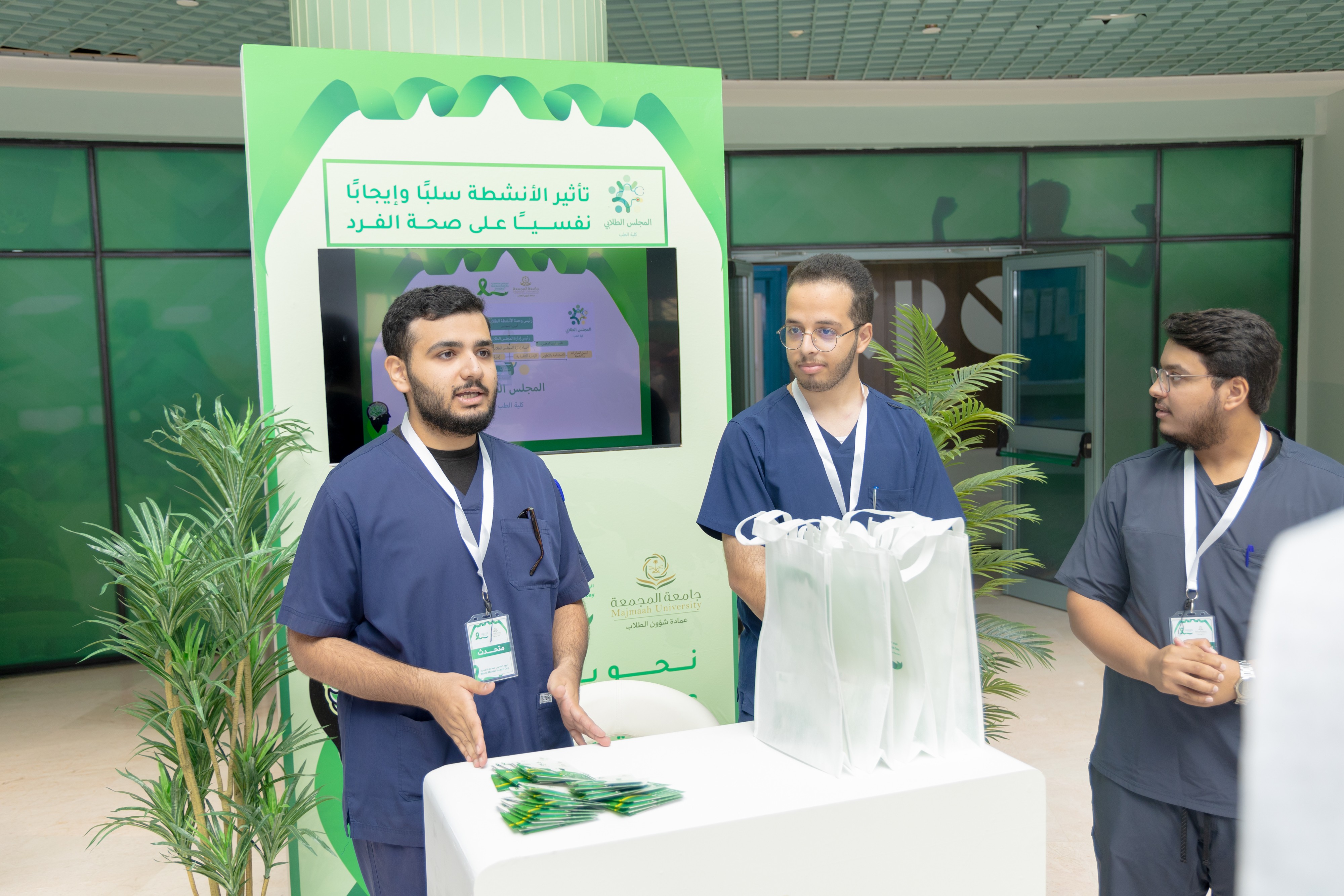 وكيل الجامعة للشؤون التعليمية يتجول في معرض الصحة النفسية