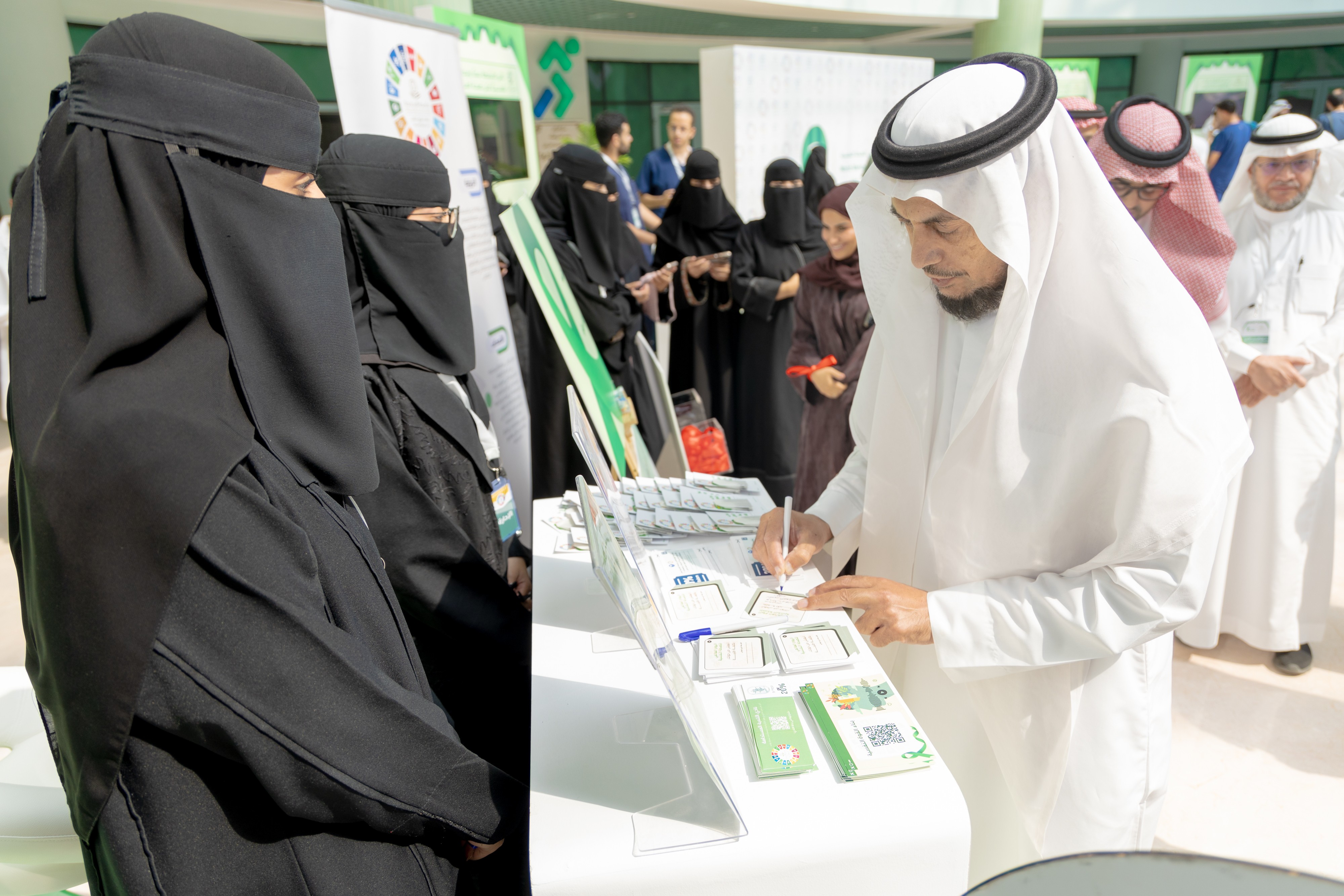 وكيل الجامعة للشؤون التعليمية يتجول في معرض الصحة النفسية