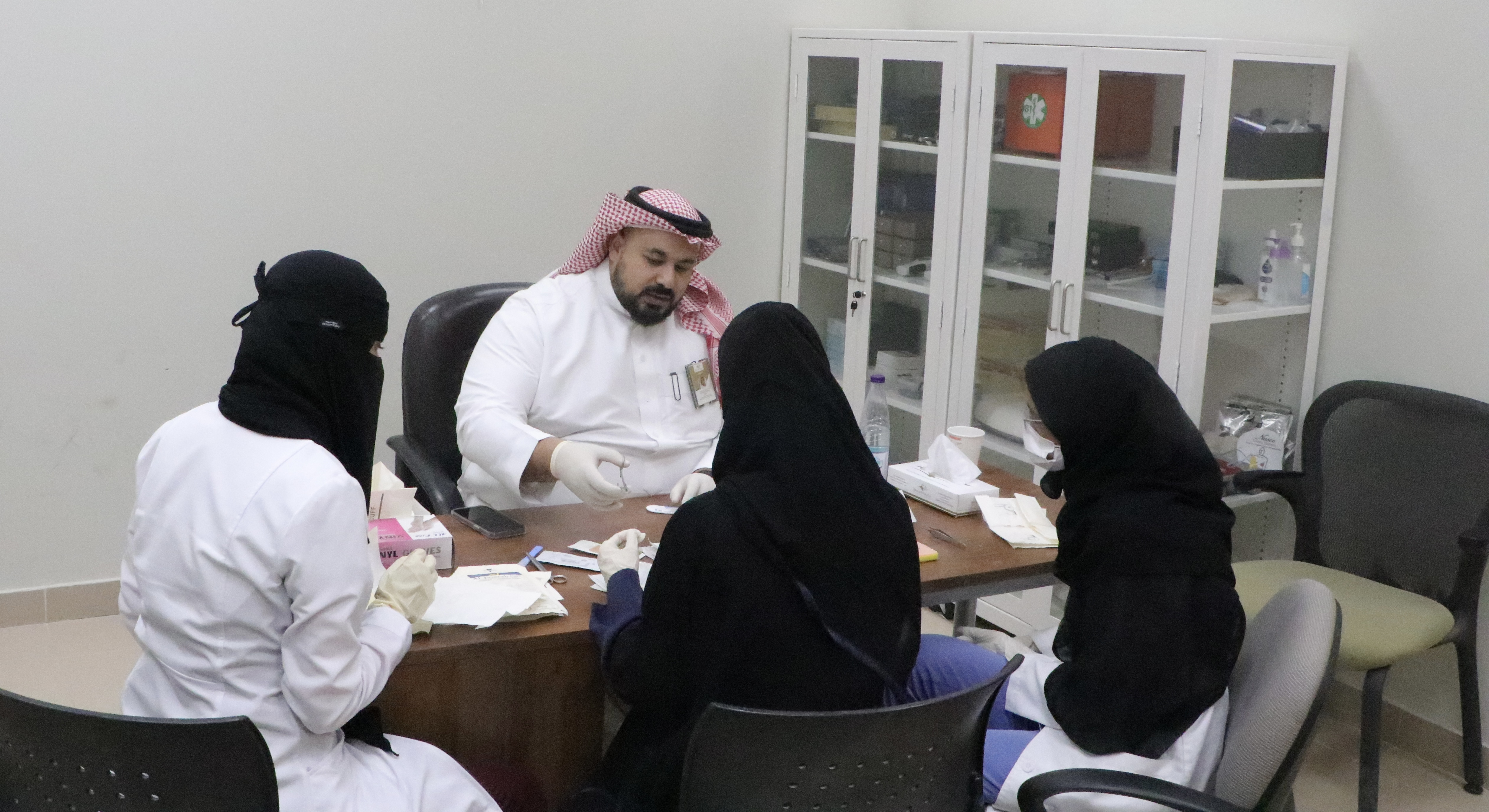 كلية الطب تقيم عدد من الدورات التدريبية في الجراحة بالتعاون مع منصة ارتقاء