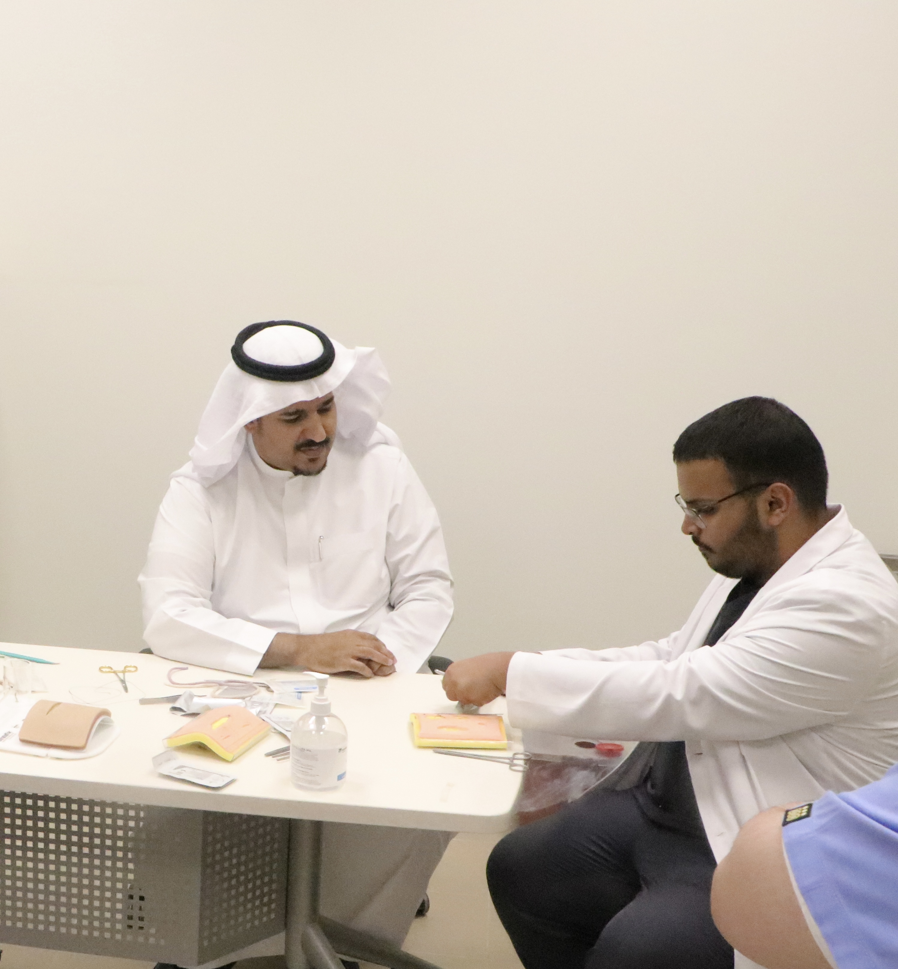 كلية الطب تقيم عدد من الدورات التدريبية في الجراحة بالتعاون مع منصة ارتقاء