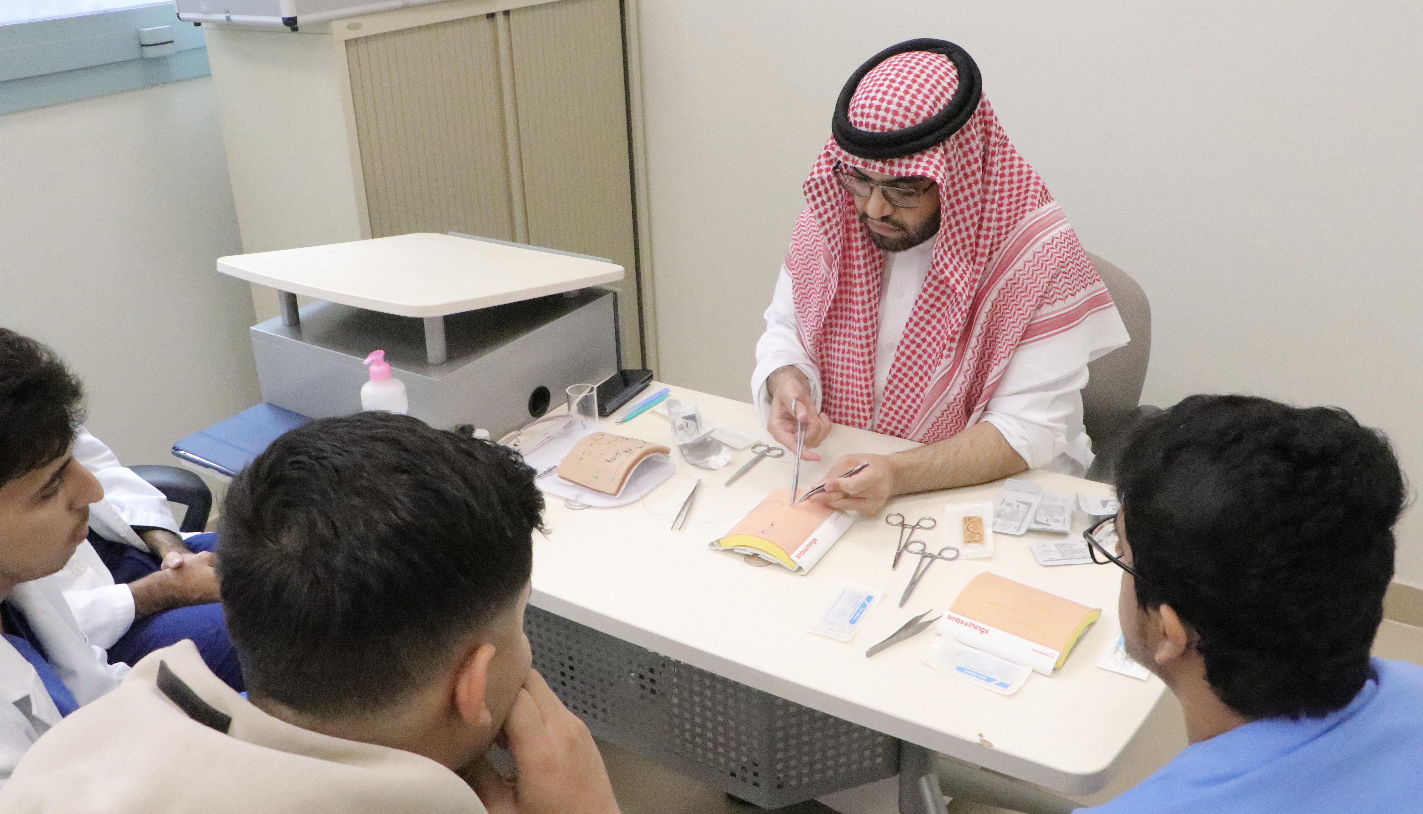 كلية الطب تقيم عدد من الدورات التدريبية في الجراحة بالتعاون مع منصة ارتقاء