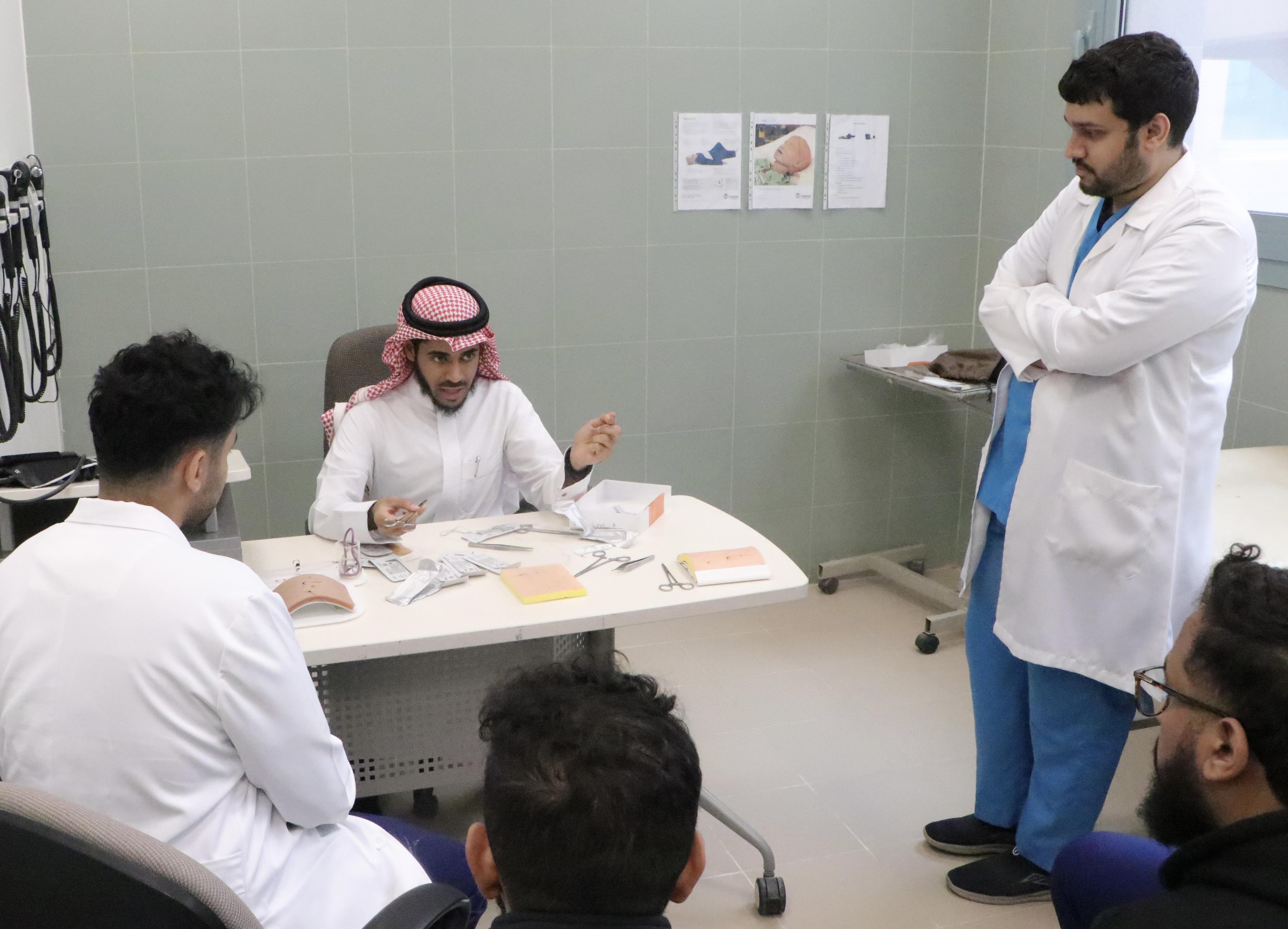 كلية الطب تقيم عدد من الدورات التدريبية في الجراحة بالتعاون مع منصة ارتقاء
