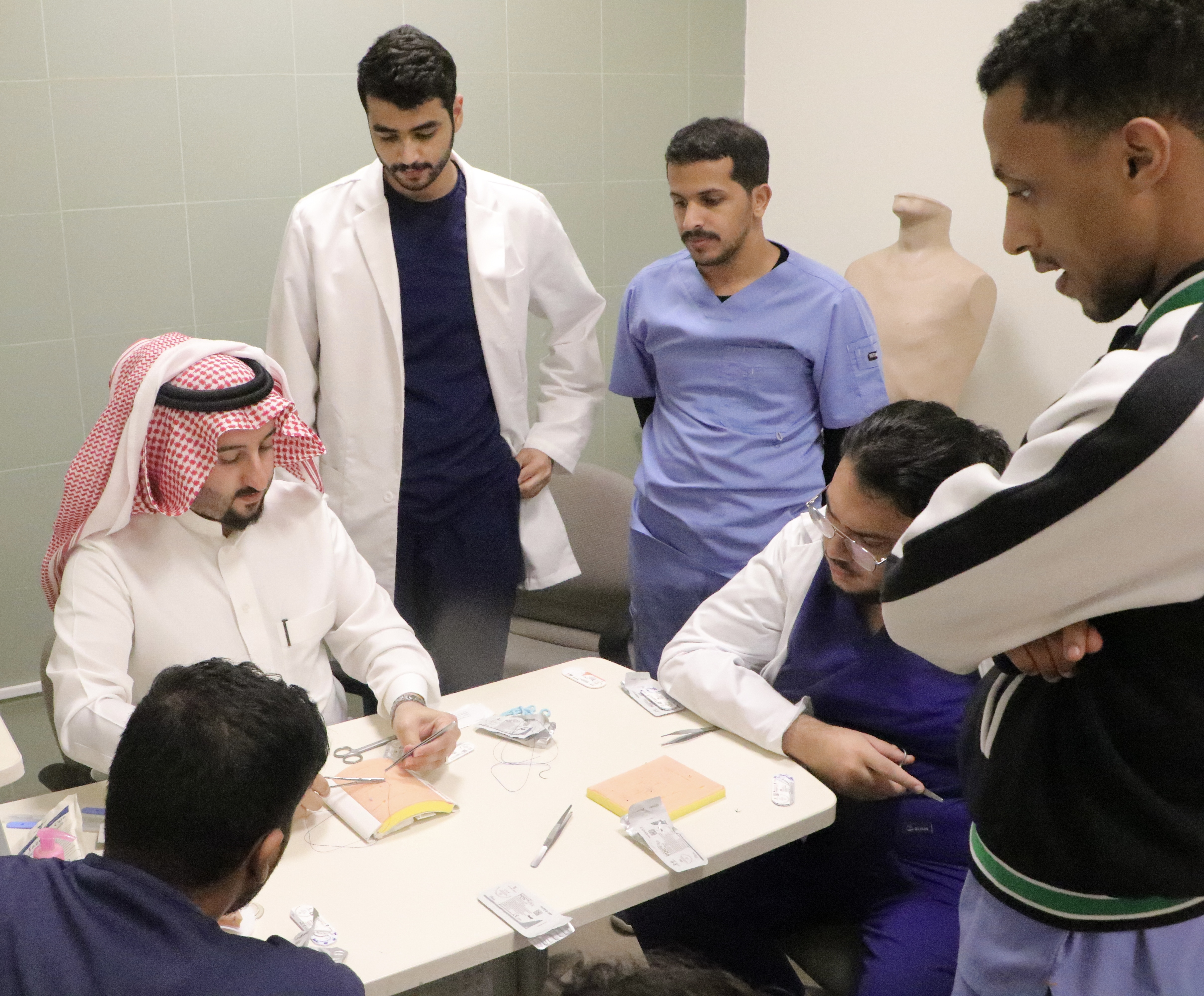 كلية الطب تقيم عدد من الدورات التدريبية في الجراحة بالتعاون مع منصة ارتقاء