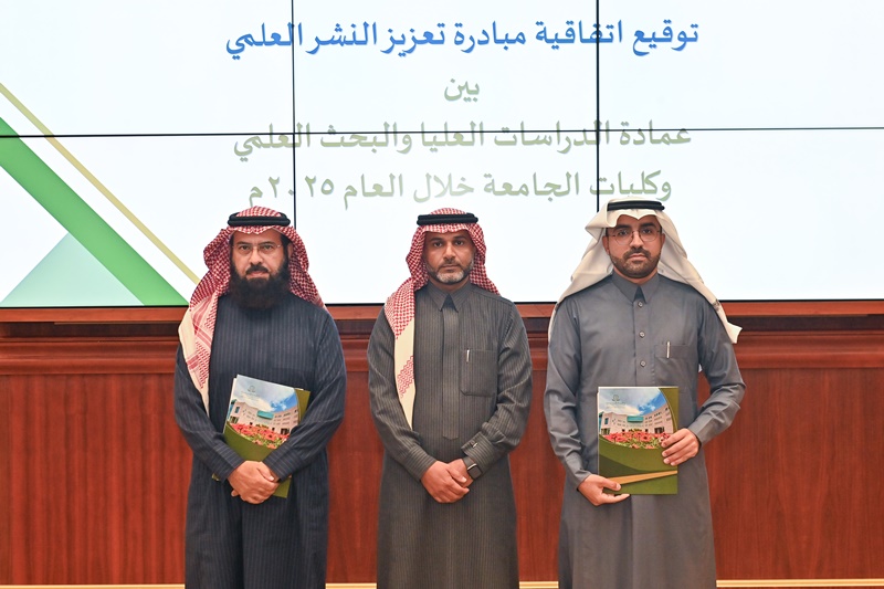 جانب من توقيع الاتفاقيات
