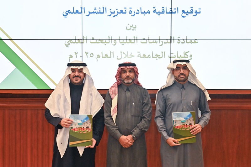جانب من توقيع الاتفاقيات