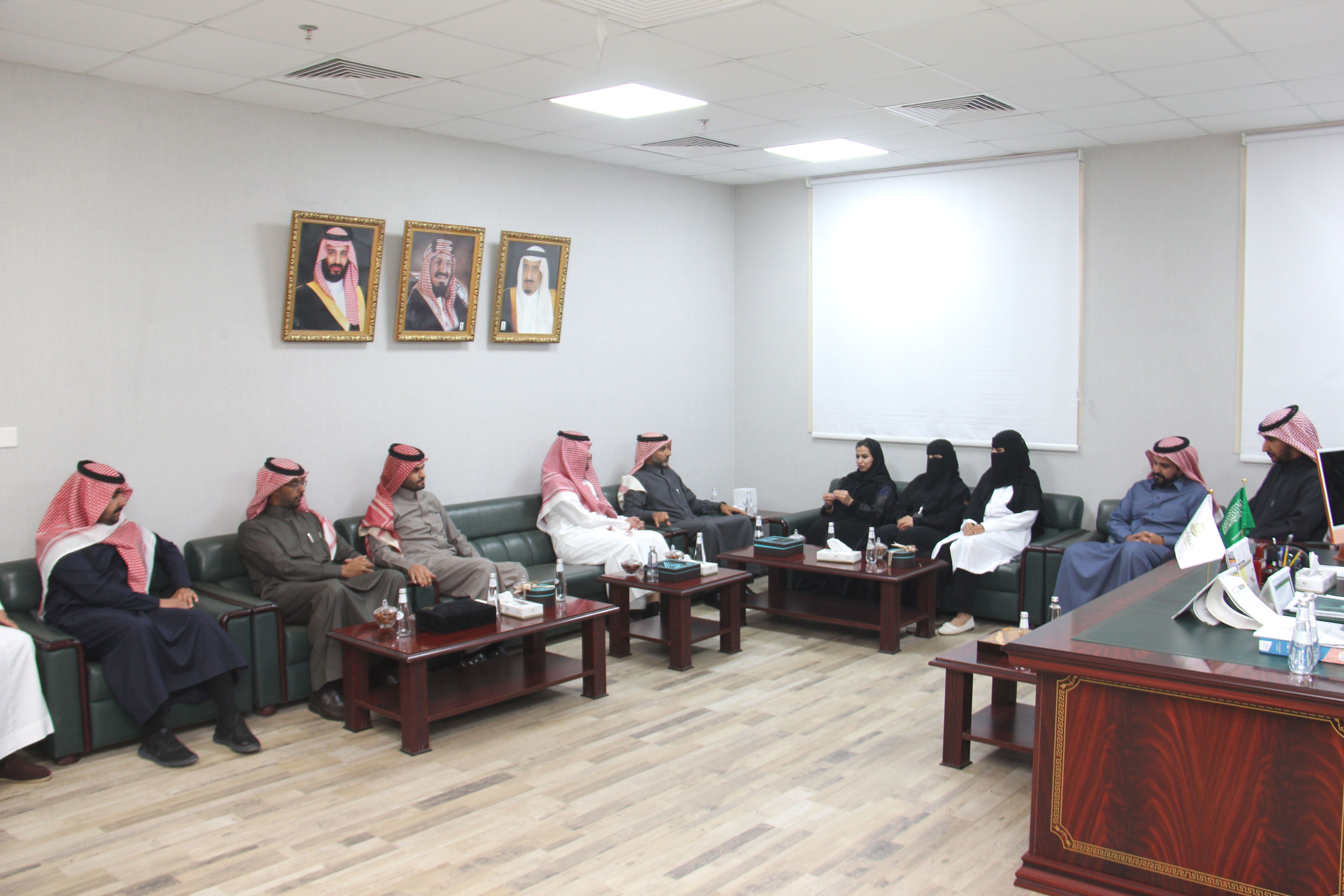وكيل الجامعة للدراسات العليا والبحث العلمي والمشرف على الكليات الصحية في زيارة تفقدية لكلية التمريض