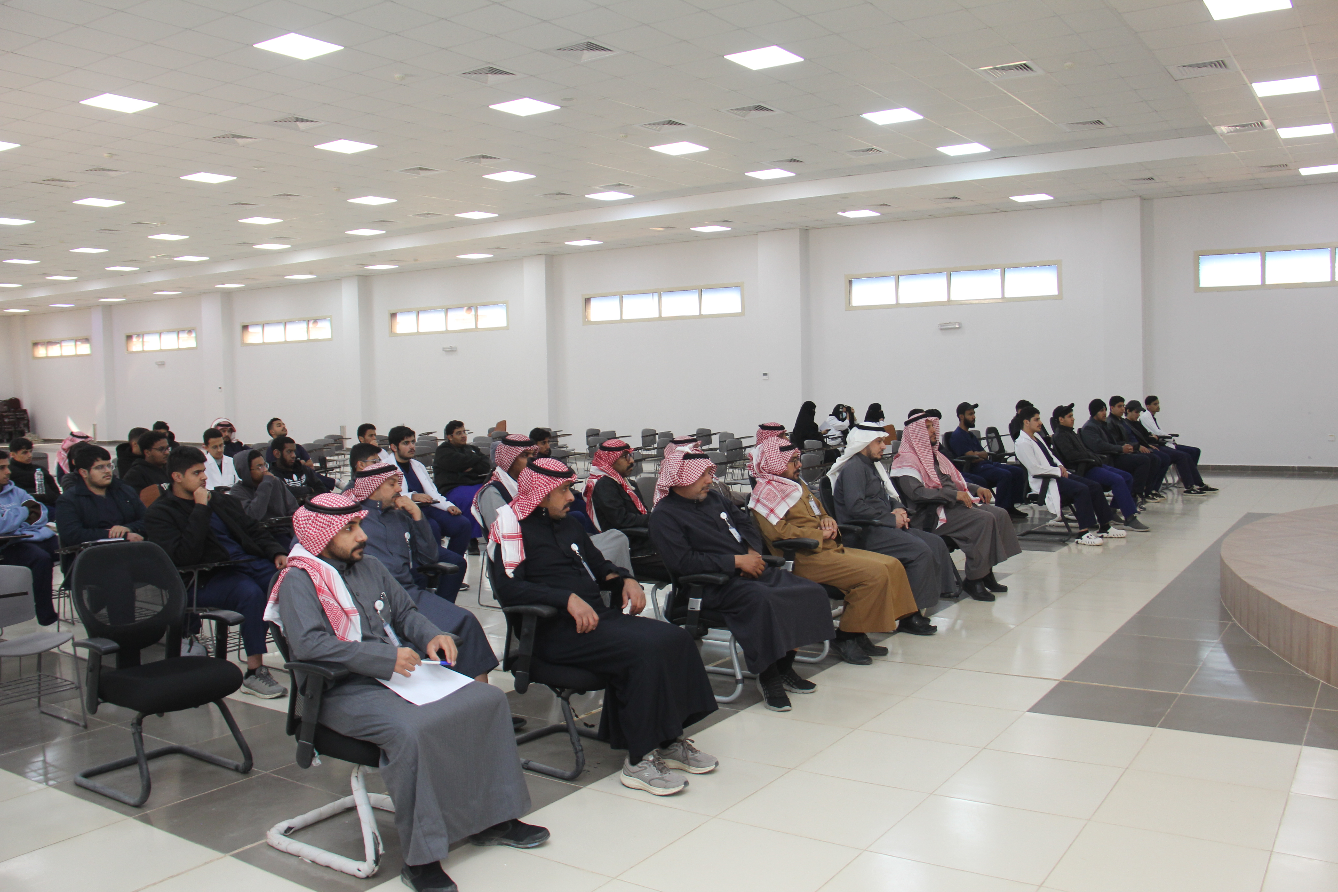 مركز سالك وكلية التمريض ينظمان محاضرة توعوية لعزيز السلامة المرورية