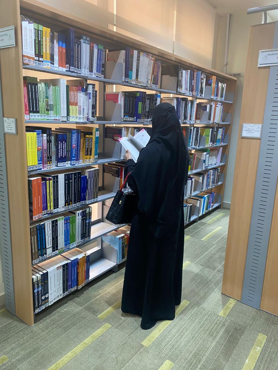 طالبات كلية التمريض في زيارة لمكتبة جامعة المجمعة المركزية