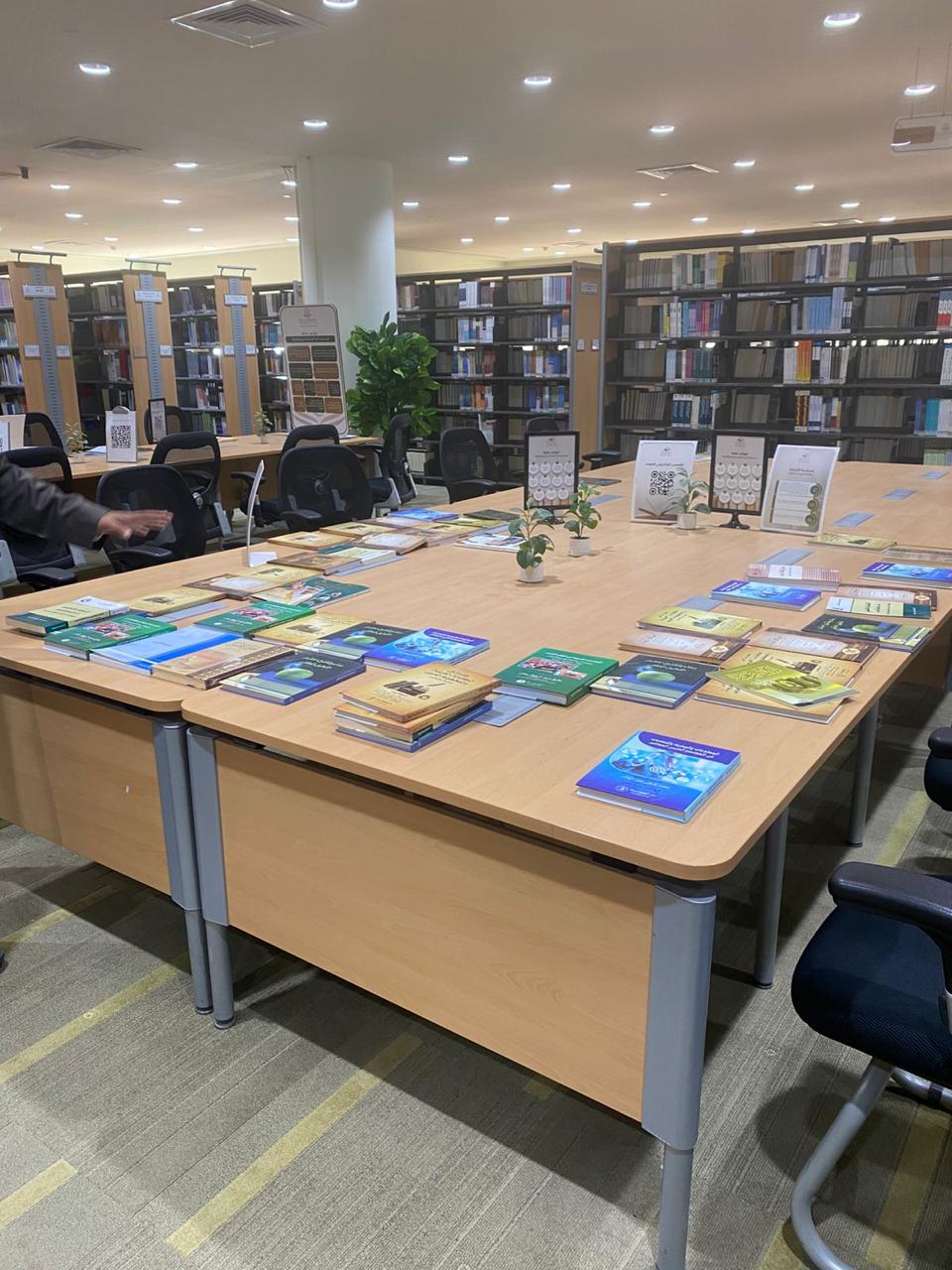 طالبات كلية التمريض في زيارة لمكتبة جامعة المجمعة المركزية