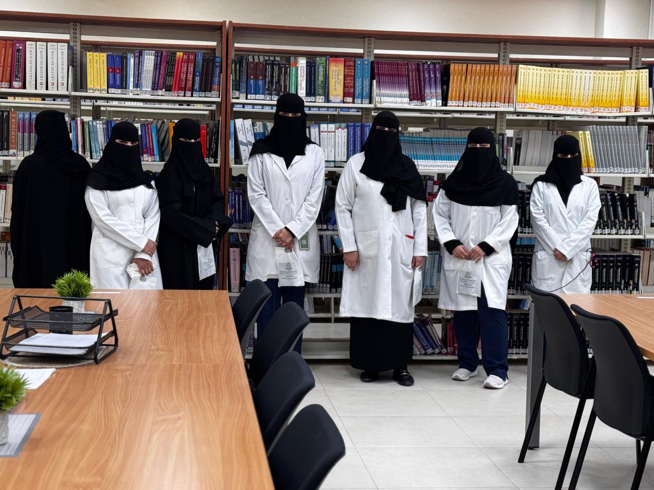 طالبات كلية التمريض في زيارة لمكتبة جامعة المجمعة المركزية