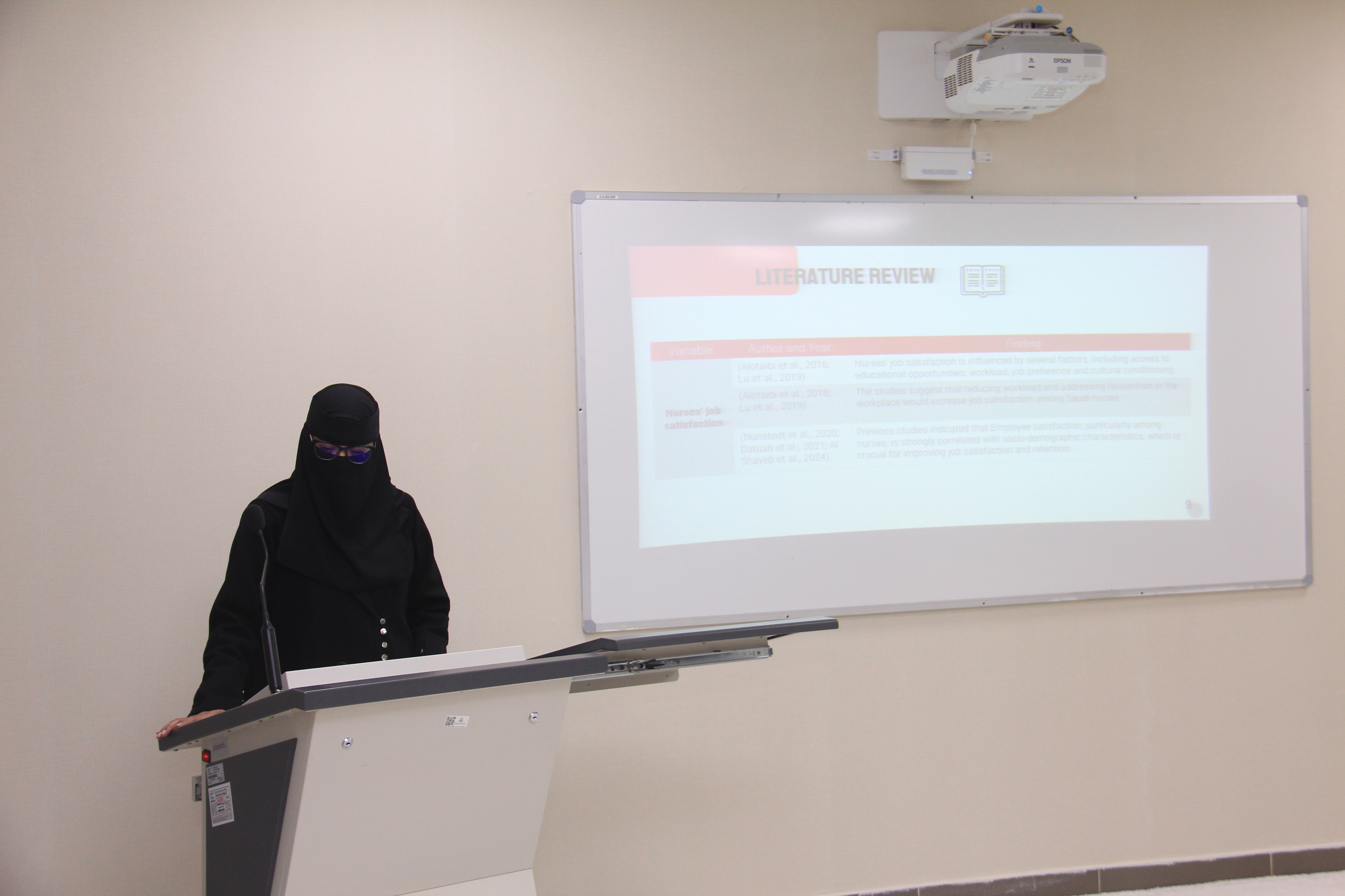 كلية التمريض تناقش رسالتي ماجستير حول القيادة والإنتاجية في التمريض
