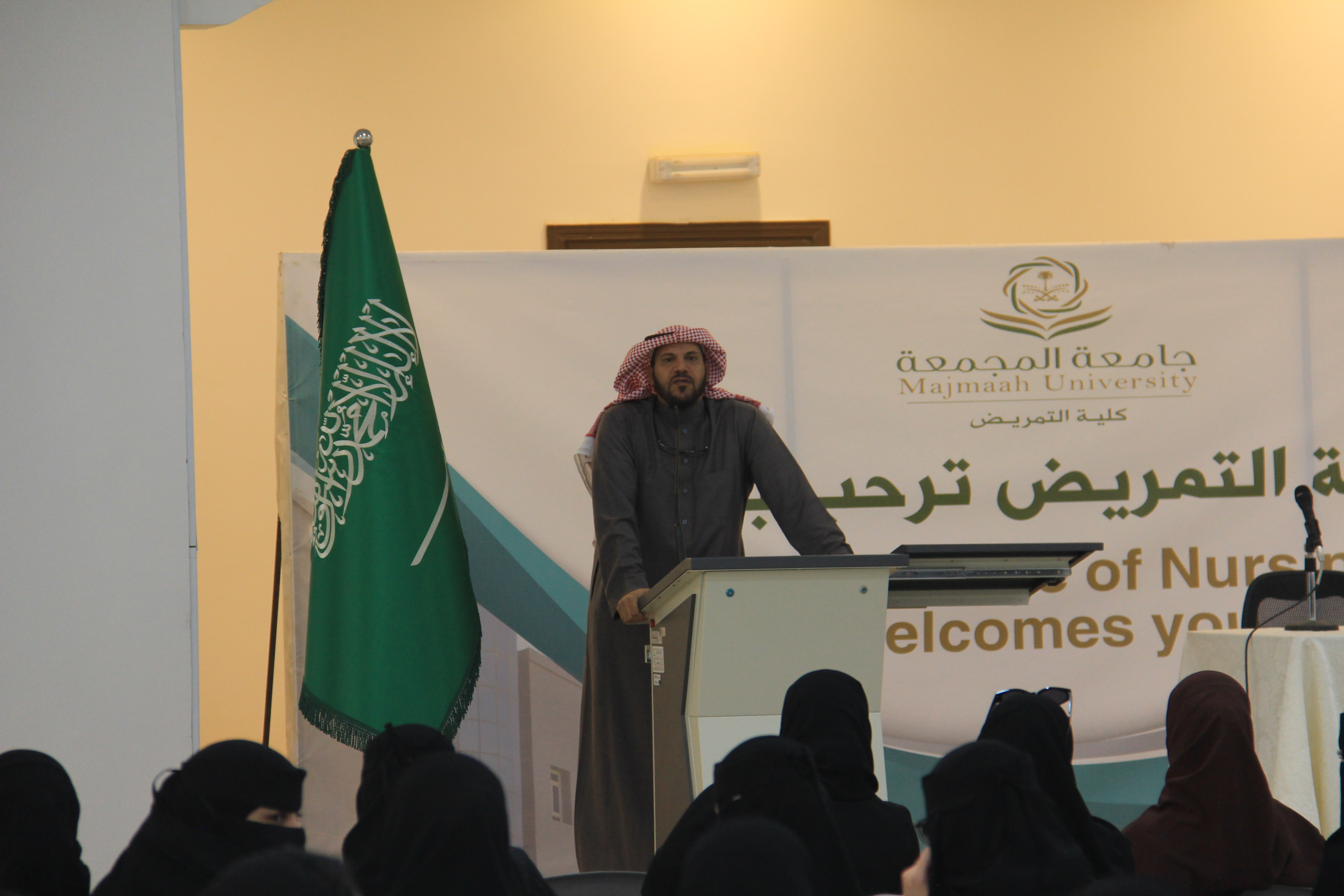 المشرف على السنة الأولى بكلية التمريض يلتقي بطلبة الكلية