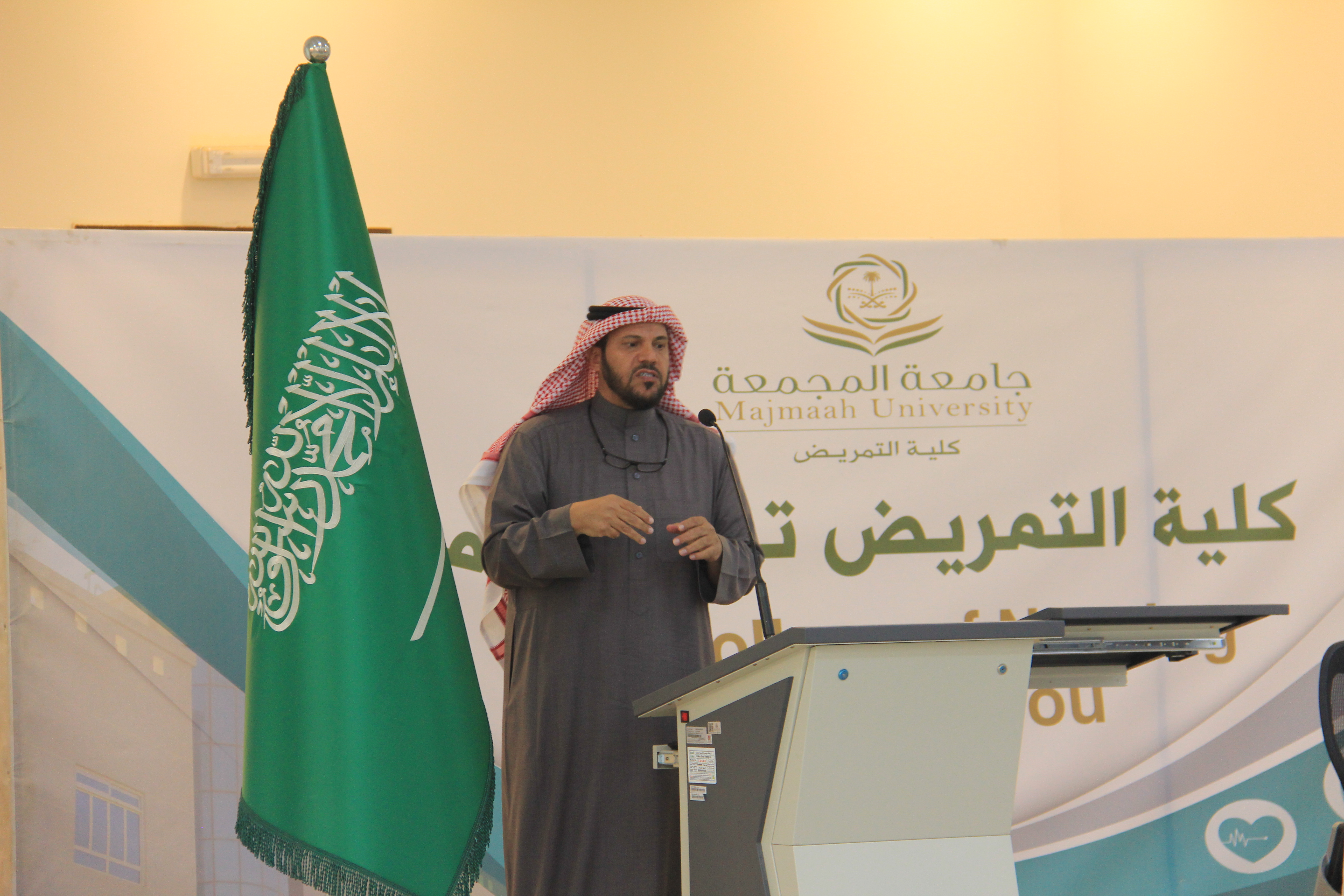المشرف على السنة الأولى بكلية التمريض يلتقي بطلبة الكلية