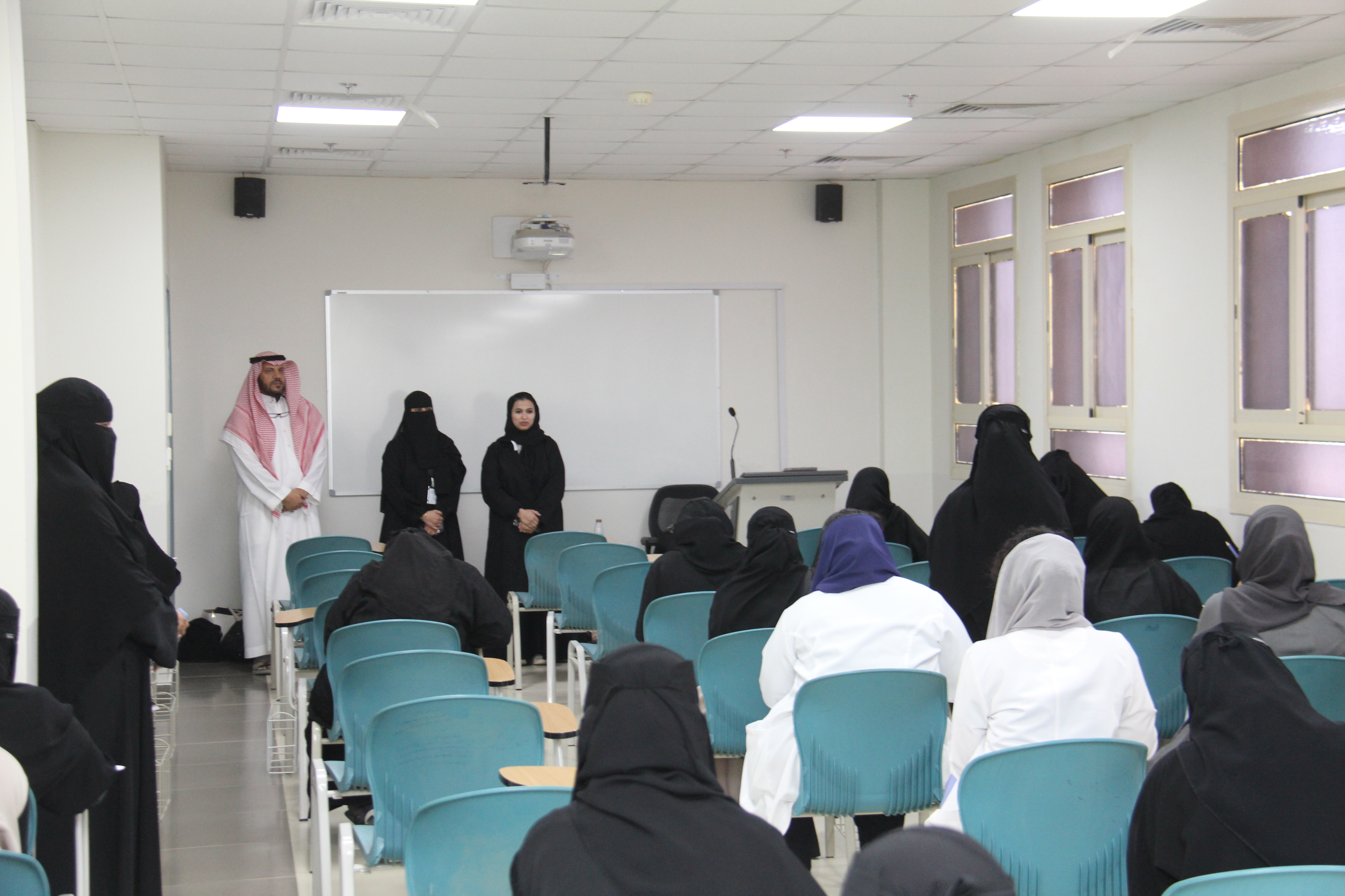 عميد كلية التمريض تتفقد سير الاختبارات النهائية للعام الجامعي 1446هـ