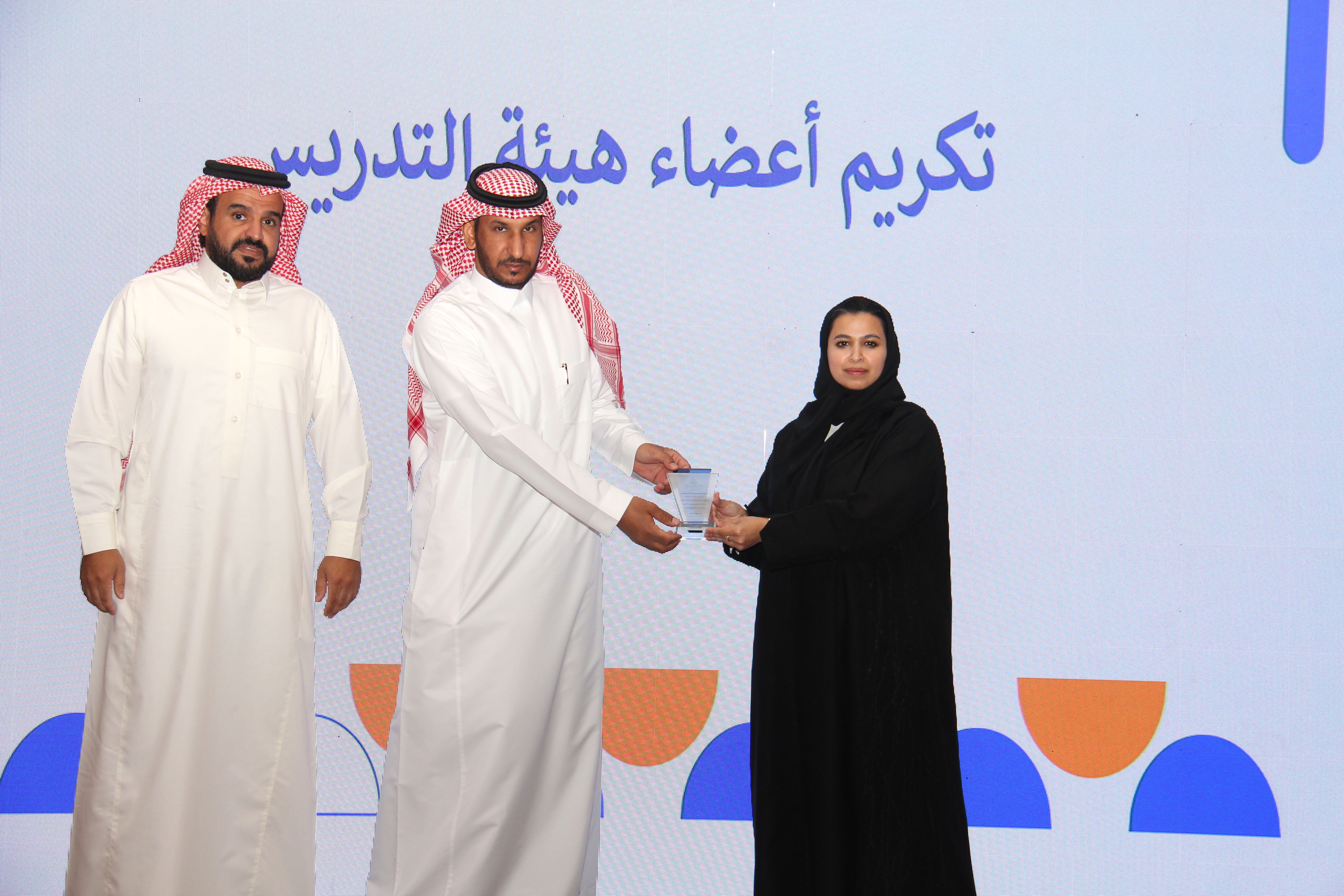 كلية التمريض تقيم حفل ختام الأنشطة للعام الأكاديمي 1446هـ