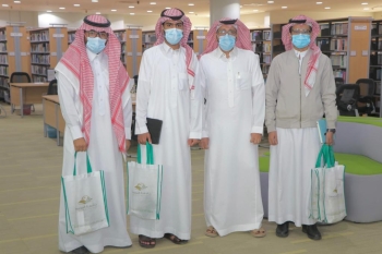 مجموعة من طلاب جامعة الملك سعود يزورون المكتبة المركزية