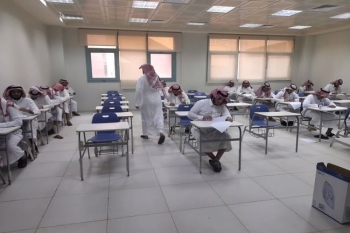 سعادة عميد كلية التربية يتفقد سير الاختبارات النهائية لبرامج الماجستير.