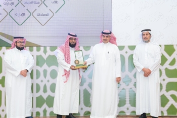 الأستاذ زيد بن محمد المروان أحد منسوبي وكالة الجامعة يحصل على جائزة سعادة رئيس الجامعة للجودة والتميّز