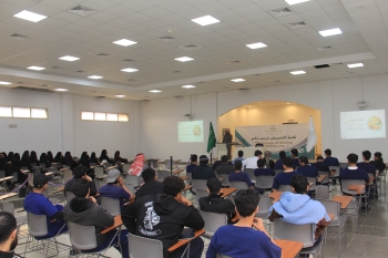 المشرف على السنة الأولى بكلية التمريض يلتقي بطلبة الكلية