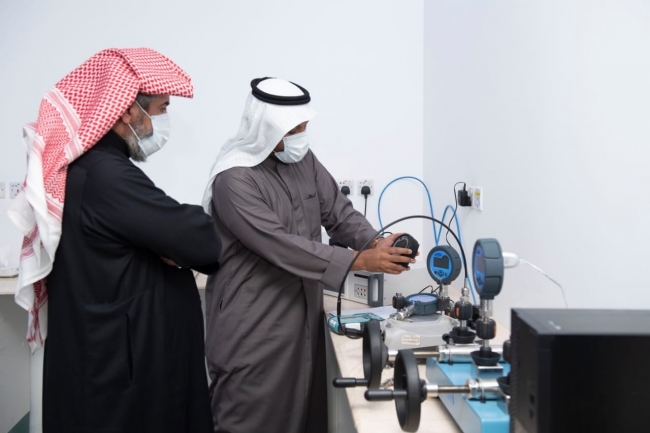 وكيل الجامعة يتابع اعمال جاهزية مختبر الفحص والمعايرة 