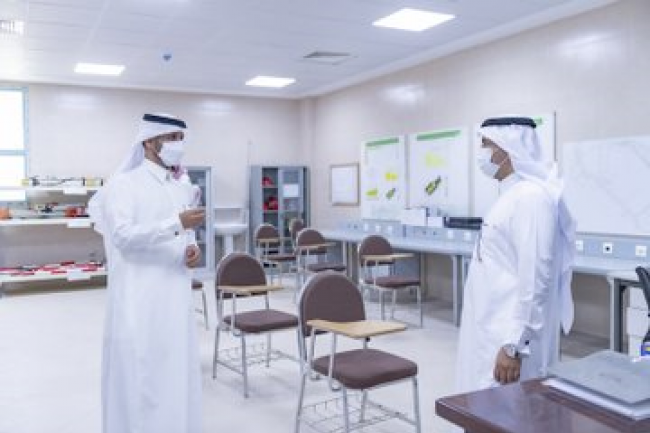 سعادة وكيل الجامعة للدراسات العليا والبحث العلمي يزور كلية الهندسة 