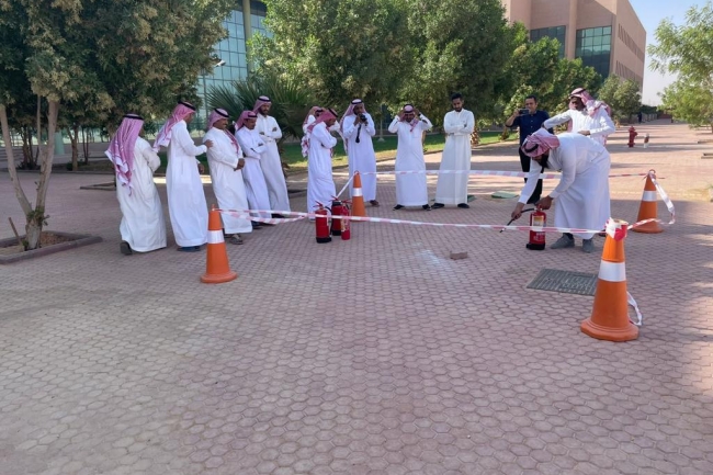 السلامة: تُنفذ دورة تدريبية عن كيفية استخدام وسائل السلامة