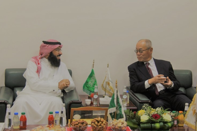 السفير الياباني يزور كلية العلوم والدراسات الإنسانية بالغاط  .