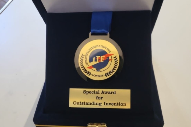 الجامعة تحقق الميدالية الذهبية وجائزة الابتكار المميز في معرض الابتكارات الدولي المقام في لندن ٢٠٢٢ م  .