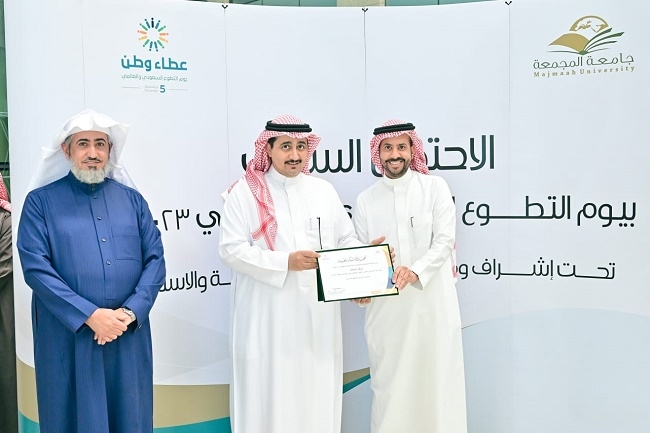رئيس الجامعة يكرم مركز سيفال 