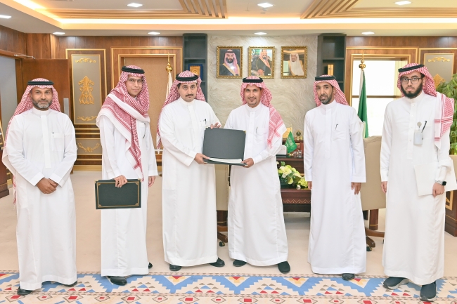 حصل فريق بحثي من كلية الطب بـ #جامعة_المجمعة على المركز الأول كأفضل ملصق علمي في المؤتمر الآسيوي لجمعيات جراحة المسالك البولية والمؤتمر الإماراتي لجراحة المسالك البولية 