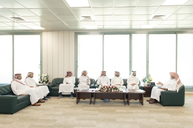 وكيل الجامعة للتنمية والاستثمار يتسلم تقريراً للادارة العامة للمشروعات والتشغيل والصيانة