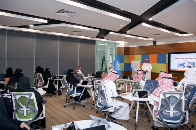 وكيل ⁧‫جامعة المجمعة‬⁩ للتنمية والاستثمار يختتم البرنامج التدريبي " المنهج التطبيقي في قياس العائد على التدريب ROI "