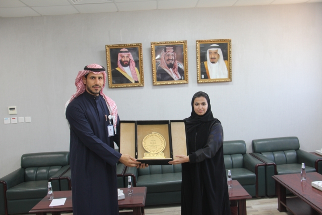 عميد كلية التمريض تكرم رئيس وموظفي قسم العلاقات والتوثيق