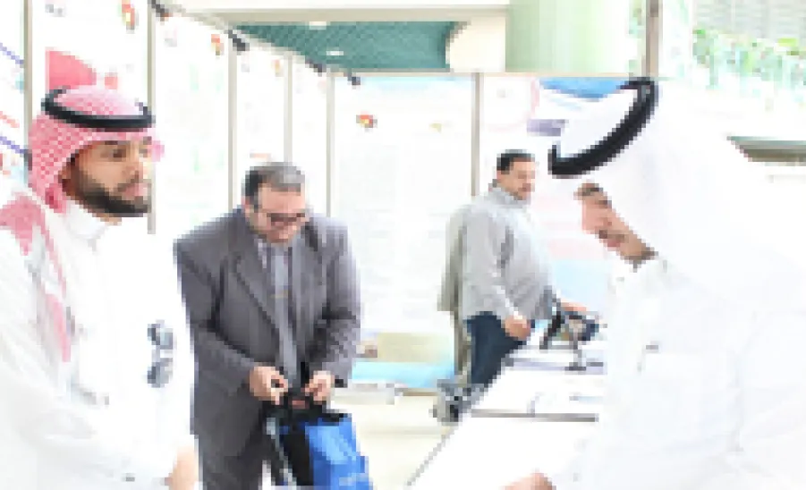 كلية إدارة الأعمال تشارك بالمعرض المصاحب لملتقى الدراسات العليا والبحث العلمي - 