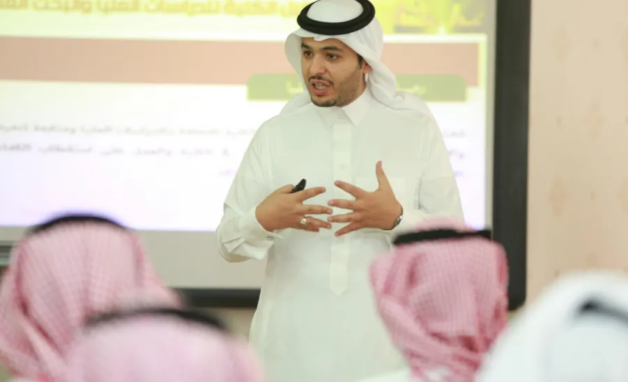 كلية إدارة الأعمال تقيم ورشة عمل بعنوان " عن كُليِّتي " تناقش رؤيتها ورسالتها وخطتها التشغيلية - 