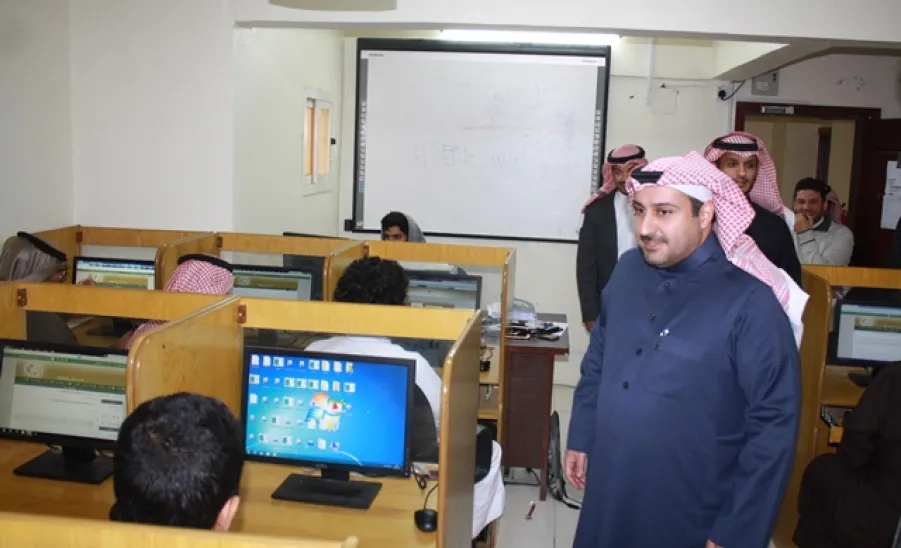 عميد كلية الهندسة يتفقد سير الاختبارات الإلكترونية -  