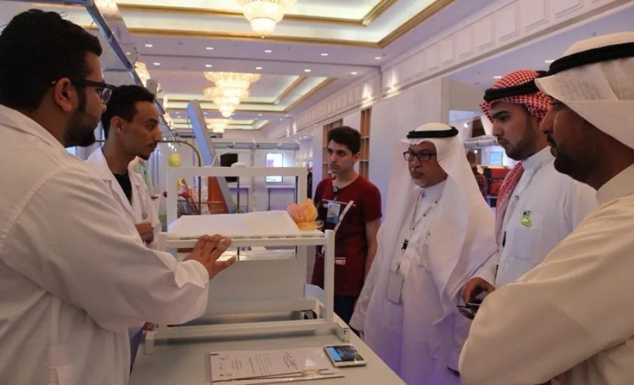 مدير مركز الابتكار والافكار الطلابية المتميزة  يزور جناح الجامعة  المشارك في المؤتمر العلمي الخامس - 