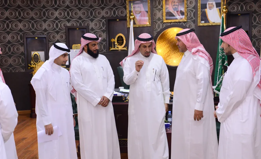 إدارة المراجعة الداخلية تسلم تقريرها السنوي لمعالي مدير الجامعة - 