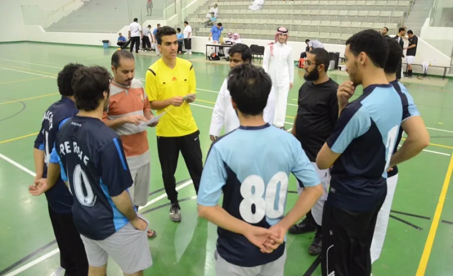 انطلاق بطولة سداسيات كرة القدم لمنسوبي الجامعة على كأس وكيل الجامعة للشؤون التعليمية - 