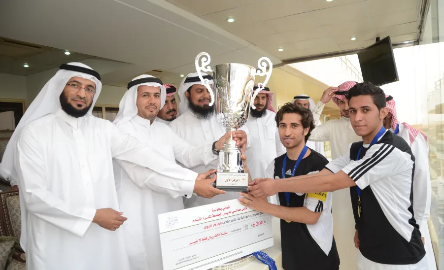 بحضور سعادة وكيل الجامعة للشؤون التعليمية  تربية الزلفي تخطف كأس معالي مدير الجامعة لكرة القدم -  