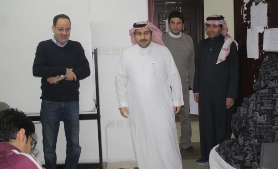 سعادة عميد كلية الهندسة يتفقد سير الاختبارات  -  