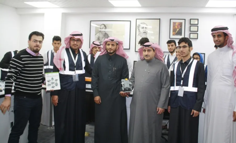 سعادة عميد كلية الهندسة يزور معمل الروبوت التعليمي - 
