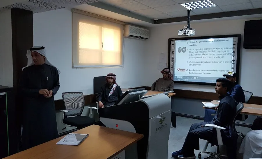 عميد السنة التحضيرية يزور الطلاب الجدد في العمادة - 