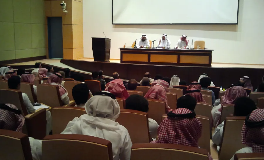 سعادة عميد الكلية في لقاء مفتوح مع الطلاب - 