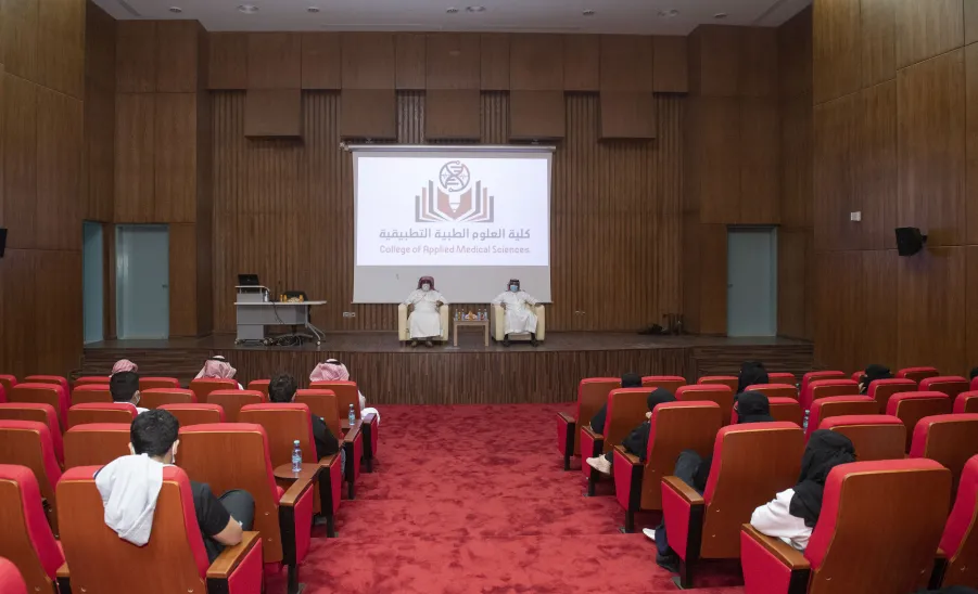  وكيل الجامعة يلتقي طلاب وطالبات الدراسات العليا بكلية العلوم الطبية التطبيقية - ]U,M