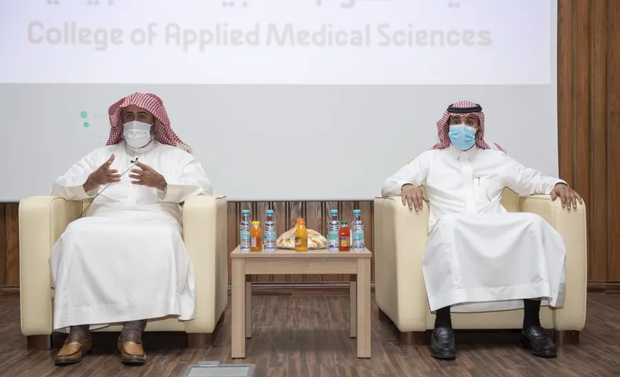  وكيل الجامعة يلتقي طلاب وطالبات الدراسات العليا بكلية العلوم الطبية التطبيقية - ]U,M