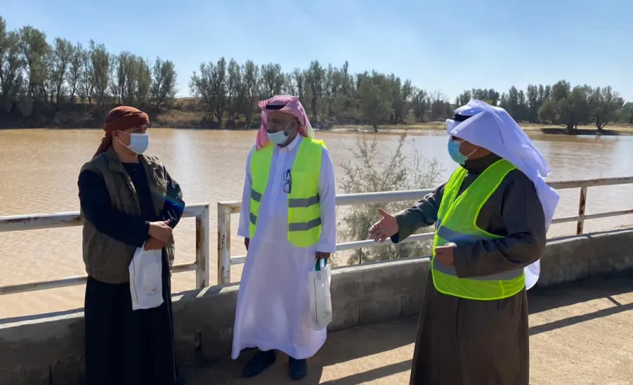 للتوعية عن مخاطر عبور الأودية أثناء الأمطار : الجامعة تنفذ حملة توعوية للمتنزهين والزوار  - الجامعة 