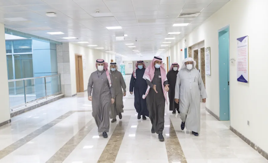 لتهنئتهم على النجاح والتميز في تنفيذ العديد من الإجراءات المالية والإدارية : وكيل الجامعة يزور الادارة العامة للشؤون الإدارية والمالية - الجامعة 