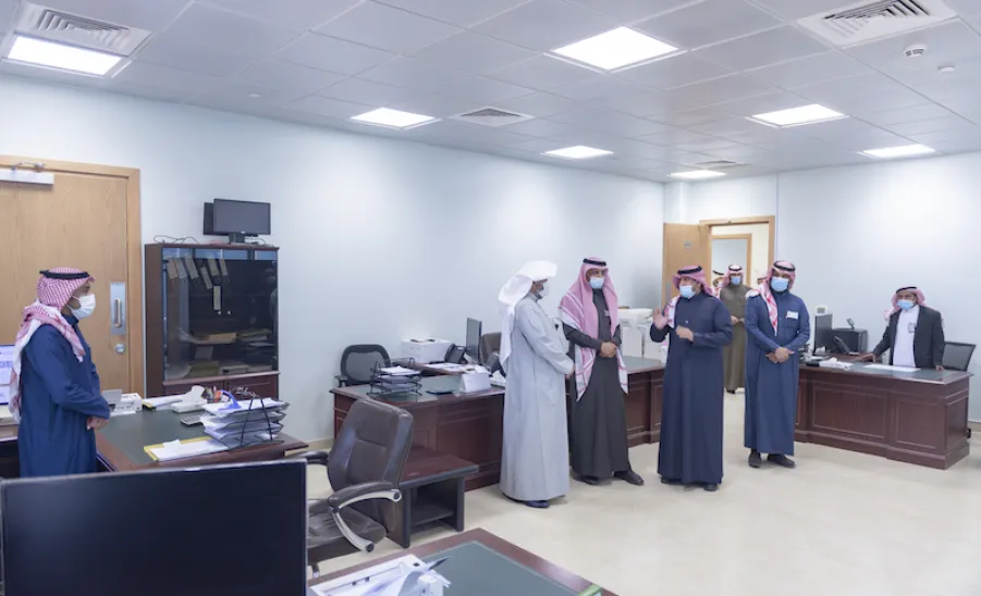 لتهنئتهم على النجاح والتميز في تنفيذ العديد من الإجراءات المالية والإدارية : وكيل الجامعة يزور الادارة العامة للشؤون الإدارية والمالية - الجامعة 